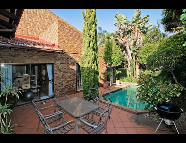5 BEDROOM TOWNHOUSE FOR SALE IN BRUMA